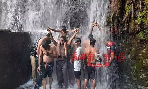 அகஸ்தியர் அருவியில் சுற்றுலா பயணிகள் உற்சாக குளியல்