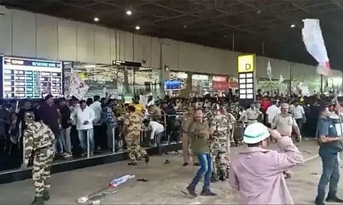 விசாகப்பட்டினத்தில் ரோஜா உள்ளிட்ட மந்திரிகளின் கார்கள் மீது கல் வீசி தாக்குதல்..!