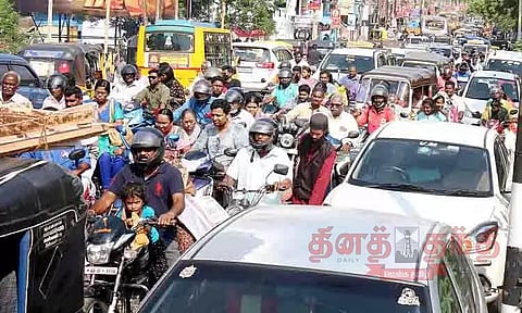 கடைவீதிகளில் அலைமோதிய மக்கள் கூட்டம்