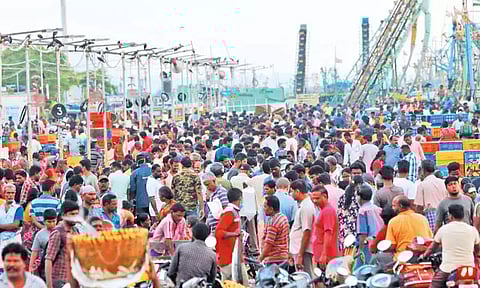 புரட்டாசி மாத சனிக்கிழமை முடிந்ததால் காசிமேட்டில் மீன் வாங்க பொதுமக்கள் குவிந்தனர்