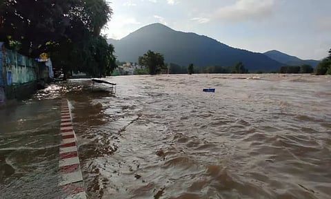 காவிரி நீர்ப்பிடிப்பு பகுதியில் கனமழை: ஒகேனக்கலில் 3-வது நாளாக வெள்ளம்