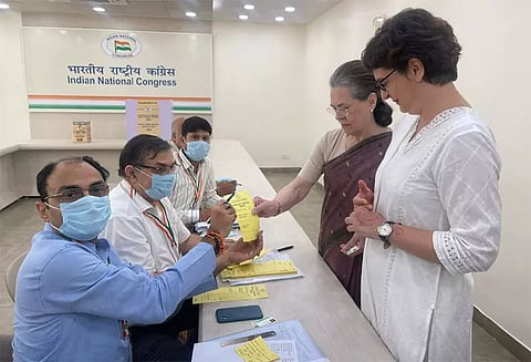 காங்கிரஸ் தலைவர் தேர்தல்:சோனியா காந்தி-பிரியங்கா காந்தி வாக்களித்தனர்