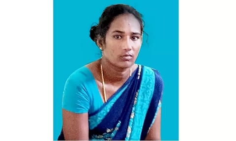 வீட்டில் கள்ளக் காதலனுடன் தனிமையில் இருந்த மனைவி - நேரில் பார்த்ததால் கணவன் எடுத்த விபரீத முடிவு...!