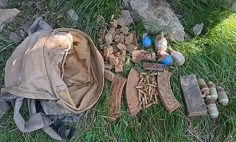 ஜம்மு-காஷ்மீர்: பயங்கரவாதிகள் பதுக்கி வைத்திருந்த ஆயுதங்கள், வெடிமருந்துகள் பறிமுதல்