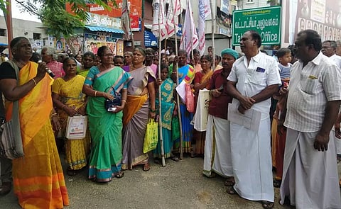 மாதர் சங்கத்தினர் மனு கொடுக்கும் போராட்டம்