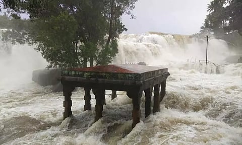 குமரியில் கொட்டும் மழை; திற்பரப்பு அருவியில் சுற்றுலா பயணிகள் குளிக்க தடை