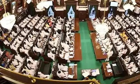 சட்டசபையில் அமளி; இபிஎஸ் தரப்பு அதிமுக எம்.எல்.ஏக்களை அவையில் இருந்து வெளியேற்ற சபாநாயகர் உத்தரவு