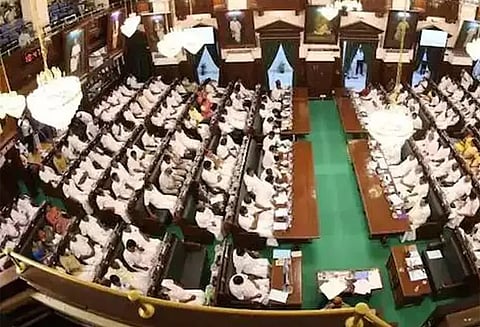 சட்டசபையில் அமளி ; எடப்பாடி பழனிசாமி தரப்பு எம்.எல்.ஏ.க்கள் வெளியேற்றம்