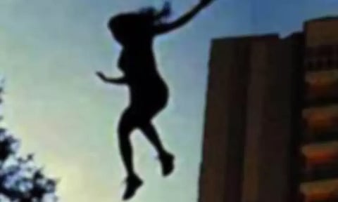 அடுக்குமாடி குடியிருப்பின் 9-வது மாடியில் இருந்து குதித்து பெண் என்ஜினீயர் தற்கொலை