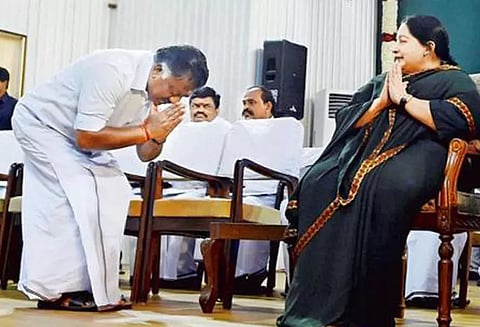 ஓ.பன்னீர் செல்வம் முதல்வரானது தற்செயலான நிகழ்வல்ல! அரசியல் லாபம் அடையும் நோக்கில் "தர்மயுத்தம்" -பகீர் அறிக்கை