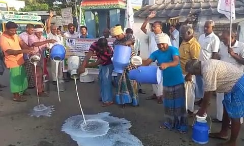 கறவை மாடுகளுடன் வந்து பாலை தரையில் கொட்டி போராட்டம்