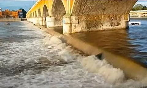 தொடர் கனமழை எதிரொலி; வைகை ஆற்றில் கரைபுரண்டோடும் வெள்ளம்