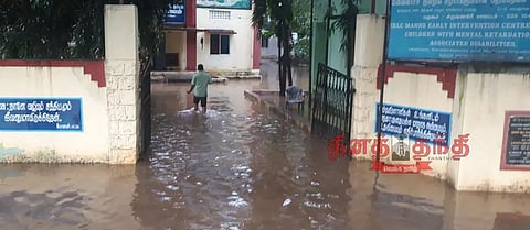 பள்ளிகளை வெள்ளம் சூழ்ந்ததால் மாணவர்கள் அவதி