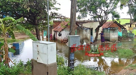 கோடியூரில் வீடுகளை வெள்ளம் சூழ்ந்தது
