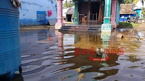 ஓடை ஆக்கிரமிப்பால் ஊருக்குள் வெள்ளம் புகுந்தது
