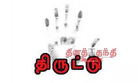 காவலாளி வீட்டின் பின்பக்க கதவை உடைத்து நகைகள் திருட்டு