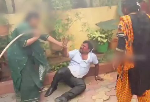 எல்கேஜி சிறுமிக்கு பாலியல் தொல்லை கொடுத்த டிரைவருக்கு தர்ம அடி...!