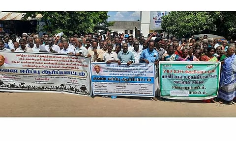 பல்வேறு கோக்கைகளை வலியுறுத்தி கலெக்டர் அலுவலகத்தை பால் உற்பத்தியாளர்கள் முற்றுகை