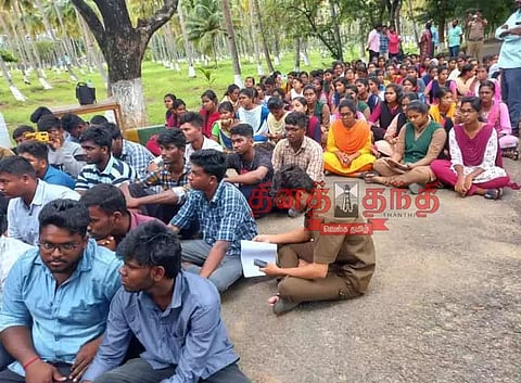 மாணவர்கள் உள்ளிருப்பு போராட்டம்