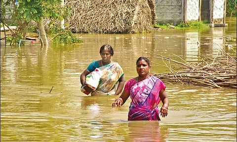 வீடுகளை சூழ்ந்த வெள்ளம் இடுப்பளவு தண்ணீரில் மக்கள் தவிப்பு