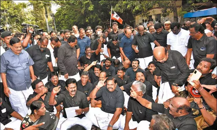 தடையை மீறி போராட்டம்: எடப்பாடி பழனிசாமி - அ.தி.மு.க. எம்.எல்.ஏ.க்கள் கைது