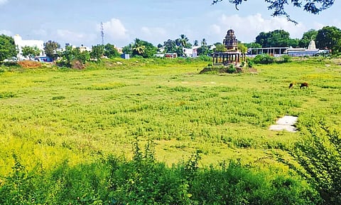 முட்செடிகள் நிரம்பி புதர்போல் காட்சியளிக்கிறது: பாழடைந்து கிடக்கும் கோவில் குளம் சீரமைக்கப்படுமா? நடவடிக்கை எடுக்க பக்தர்கள் கோரிக்கை