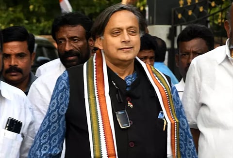 சொல்வதற்கு வருந்துகிறேன்...! கட்சி முன் ஒரு முகம், ஊடகங்களுக்கு முன் மற்றொரு முகம்- சசிதரூரை தாக்கிய காங்கிரஸ்