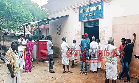 பத்திர பதிவுக்கு வந்த பொதுமக்கள் நீண்ட நேரம் காத்திருப்பு