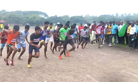 கடலூரில் மாவட்ட அளவிலான தடகள போட்டிகள் கலெக்டர் பாலசுப்பிரமணியம் தொடங்கி வைத்தார்