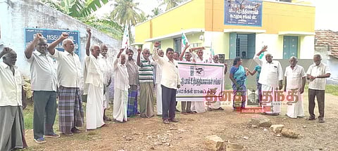 திருச்செங்கோடு அருகே பால் உற்பத்தியாளர்கள் சங்கத்தினர் ஆர்ப்பாட்டம்