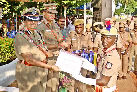 மக்களுக்கும், நாட்டுக்கும் அர்ப்பணிப்பு உணர்வுடன் பணியாற்ற வேண்டும்