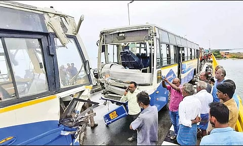 பாம்பன் பாலத்தில் அரசு பஸ்கள் மோதல்; 30 பயணிகள் காயத்துடன் தப்பினர்