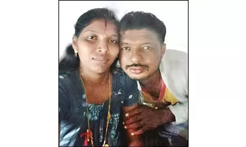 மனைவி விஜயசாந்தியுடன் நவீன்குமார்