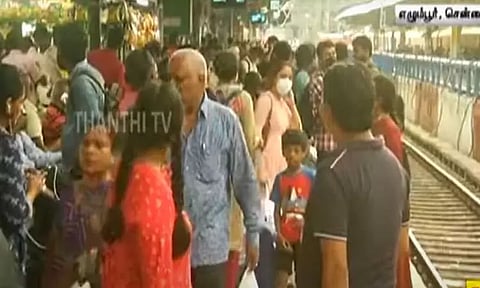 சொந்த ஊர்களுக்குச் செல்ல முண்டியடிக்கும் மக்கள்... ரெயிலில் தொங்கியபடி செல்லும் பயணிகள்