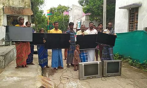 பெண்ணாடம் அருகே மின்னல் தாக்கியதில் மின்சாதன பொருட்கள் சேதம்