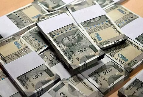 விழுப்புரம் பஸ் நிலையத்தில் வாலிபரிடம் கட்டுக்கட்டாக ரூபாய் நோட்டுகள் பறிமுதல் ஹவாலா பணமா? போலீசார் தீவிர விசாரணை