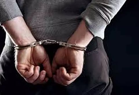 பேக்கரி கடையில் திருடிய வாலிபர் சிக்கினார்