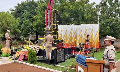 கரூ ஆயுதப்படை மைதானத்தில் நினைவுத்தூணுக்கு வீரவணக்கம்