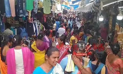 பெரம்பலூர் கடைவீதிகளில் அலைமோதிய மக்கள் கூட்டம்