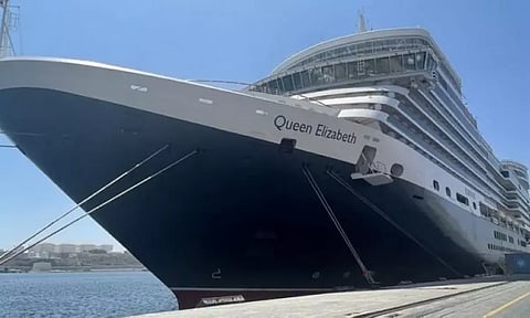 ஓமன் சலாலா துறைமுகத்துக்கு எலிசபெத் கப்பல் மூலம் 1,596 சுற்றுலா பயணிகள் வருகை பாரம்பரிய முறையில் வரவேற்பு