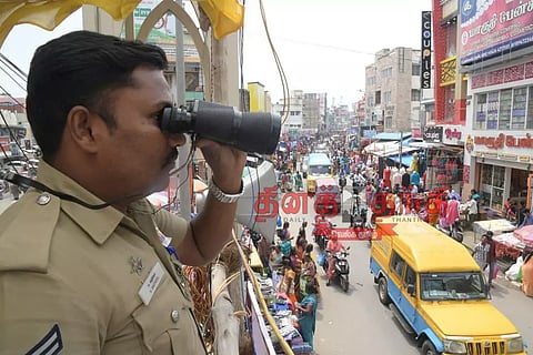 ஈரோடு மாவட்டத்தில் தீபாவளி பண்டிகையை முன்னிட்டு போலீசார் தீவிர கண்காணிப்பு