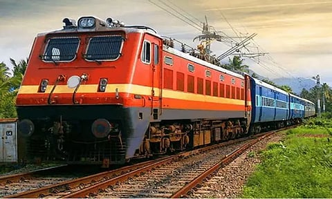 தீபாவளி கூட்ட நெரிசலை சமாளிக்க தென்மாவட்டங்களுக்கு சிறப்பு கட்டண ரெயில்கள் இயக்கம்..!