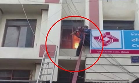 தனியார் வங்கியில் திடீர் தீ விபத்து - கணினிகள், ஆவணங்கள் தீயில் கருகியது