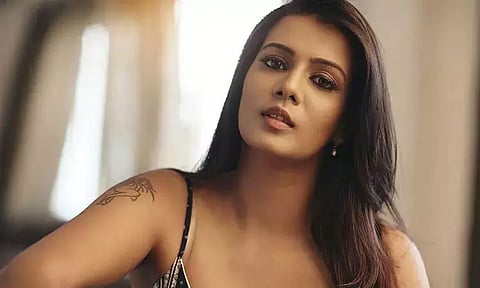 மீரா மிதுனை காணவில்லை: கண்டுபிடித்து தருமாறு தாயார் போலீசில் புகார்