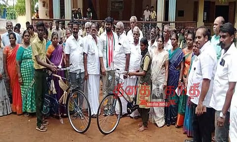பள்ளி மாணவ-மாணவிகளுக்கு இலவச சைக்கிள்