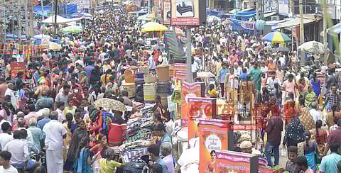 தீபாவளி பொருட்கள் வாங்க குவிந்த மக்களால் திக்குமுக்காடிய திண்டுக்கல்