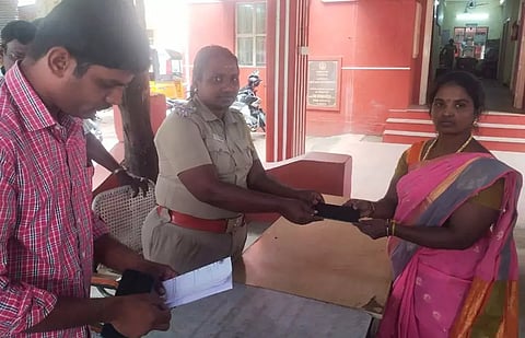 தவறவிட்ட செல்போன்களை மீட்டு உரியவர்களிடம் ஒப்படைத்த போலீசார்