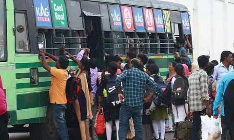 தீபாவளியையொட்டி, விழுப்புரம் பஸ்நிலையத்தில் இருந்து தென்மாவட்டங்களுக்கு கூடுதல் பஸ்கள் இயக்காததால் பயணிகள் பரிதவிப்பு