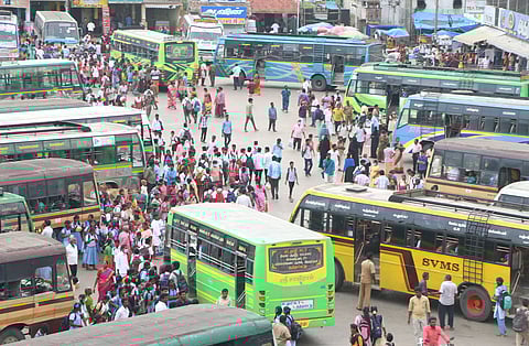 பஸ், ரெயில் நிலையங்களில் அலைமோதிய மக்கள் கூட்டம்