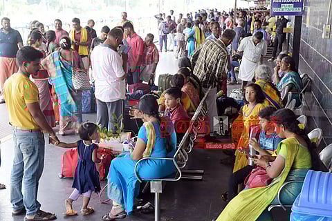 தீபாவளி கொண்டாட சொந்த ஊர்களுக்கு சென்றதால் ஈரோடு பஸ்-ரெயில் நிலையங்களில் அலைமோதிய பயணிகள் கூட்டம்